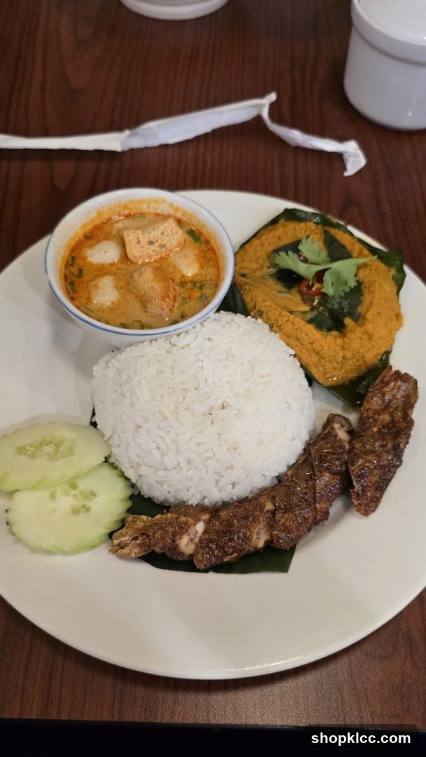 Thai Curry with Rice and Crispy Meat