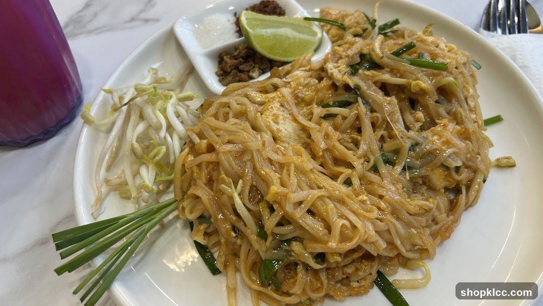 Pad Thai with Garnishes