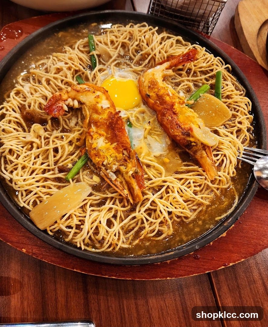 Sizzling Noodles with Prawns and Egg
