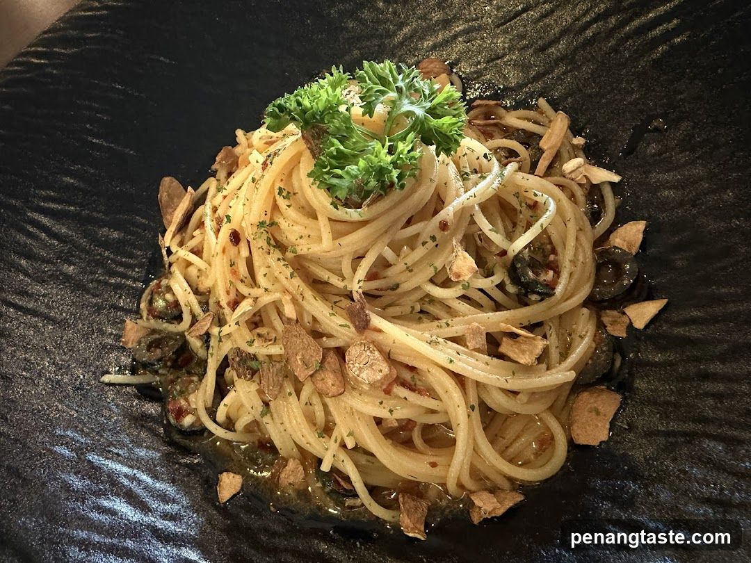 Spaghetti with Garlic and Parsley