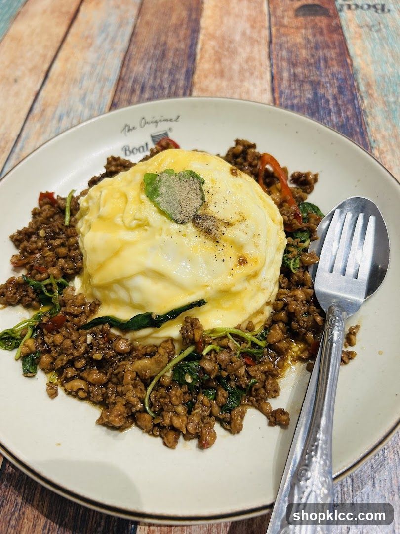 Omelette with Minced Meat and Basil