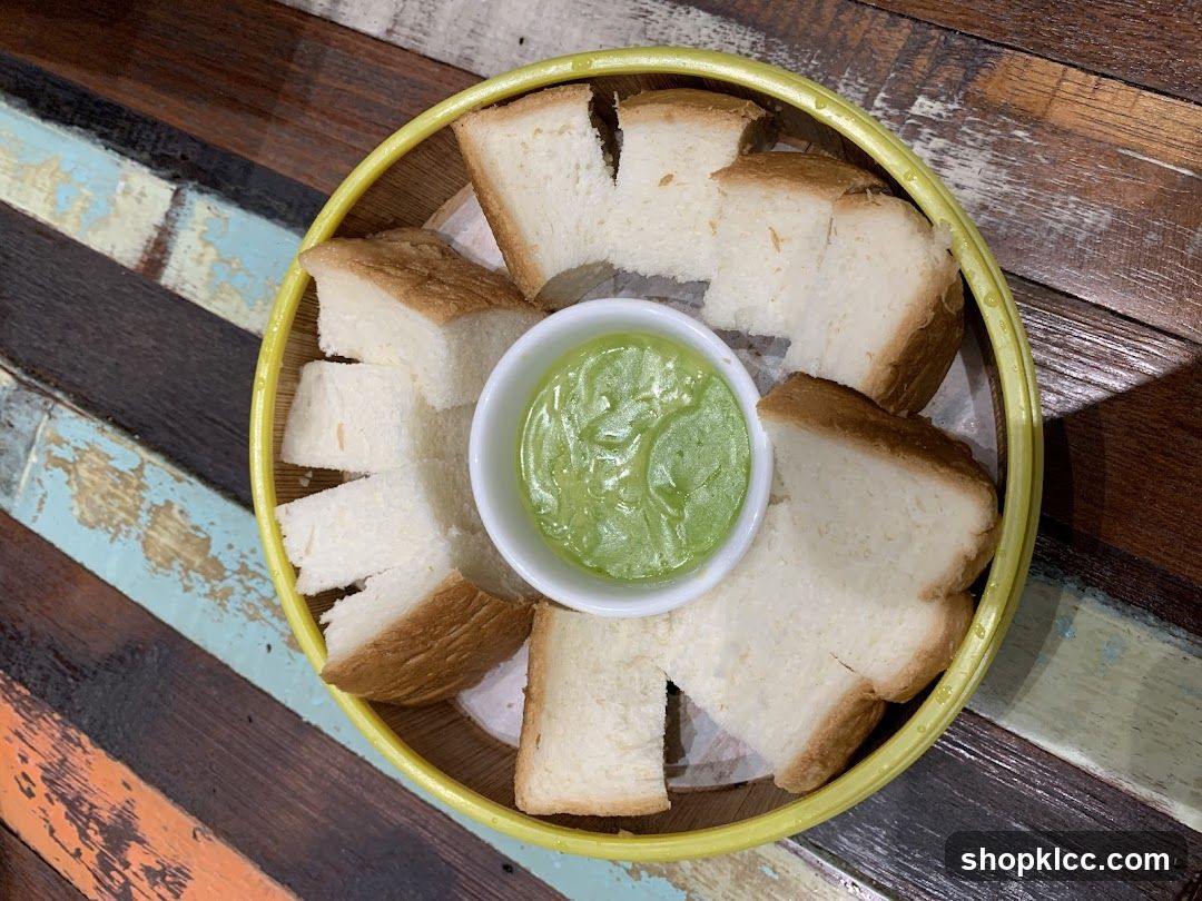 Steamed Bread with Pandan Custard