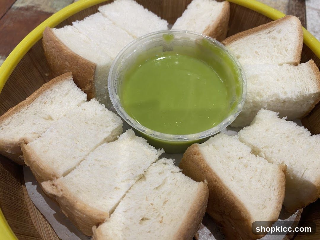 Steamed Bread with Pandan Custard