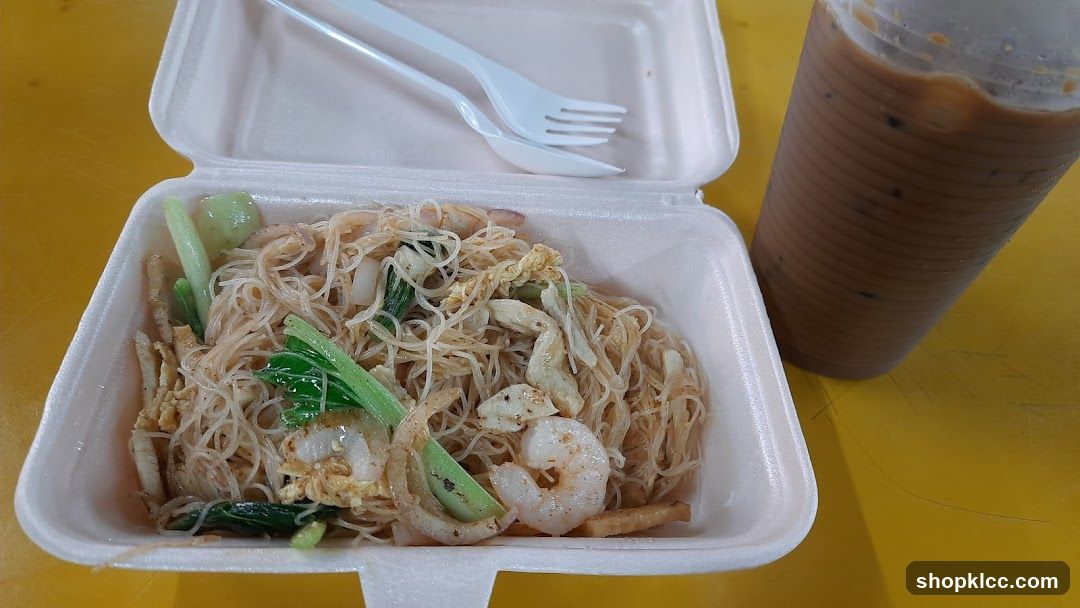 Stir-fried noodles with shrimp and vegetables