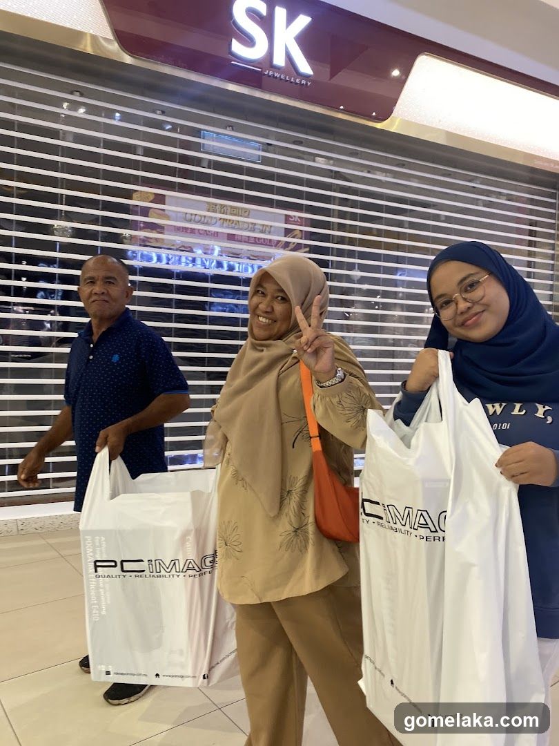 Group photo in shopping mall