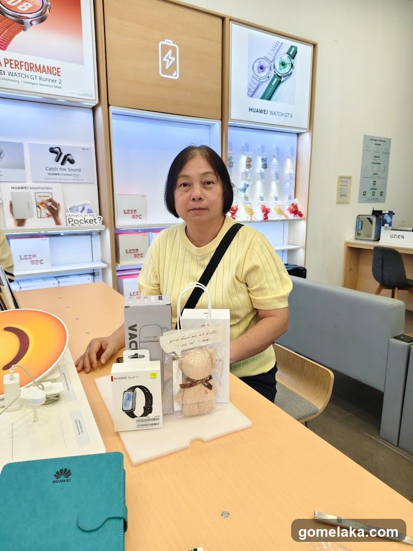 Customer in Huawei Store