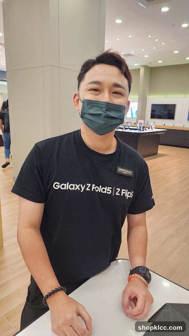 Man in Samsung T-shirt