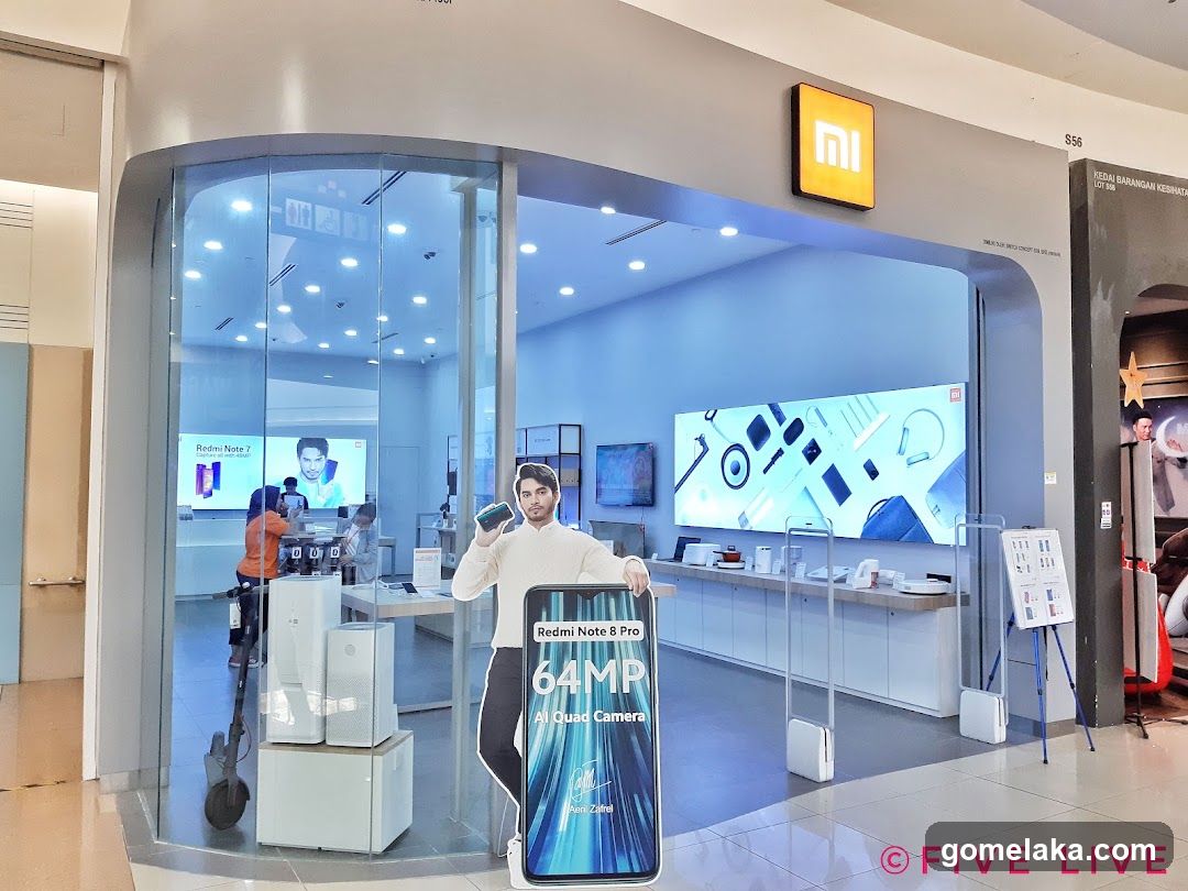 Xiaomi Storefront with Promotional Display