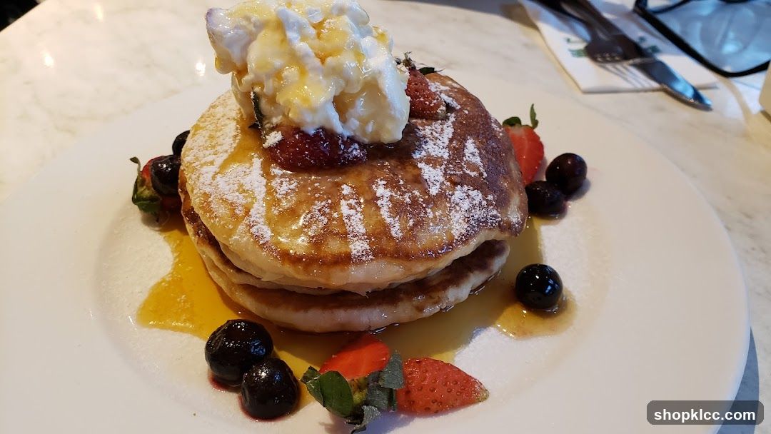 Pancakes with Berries and Cream