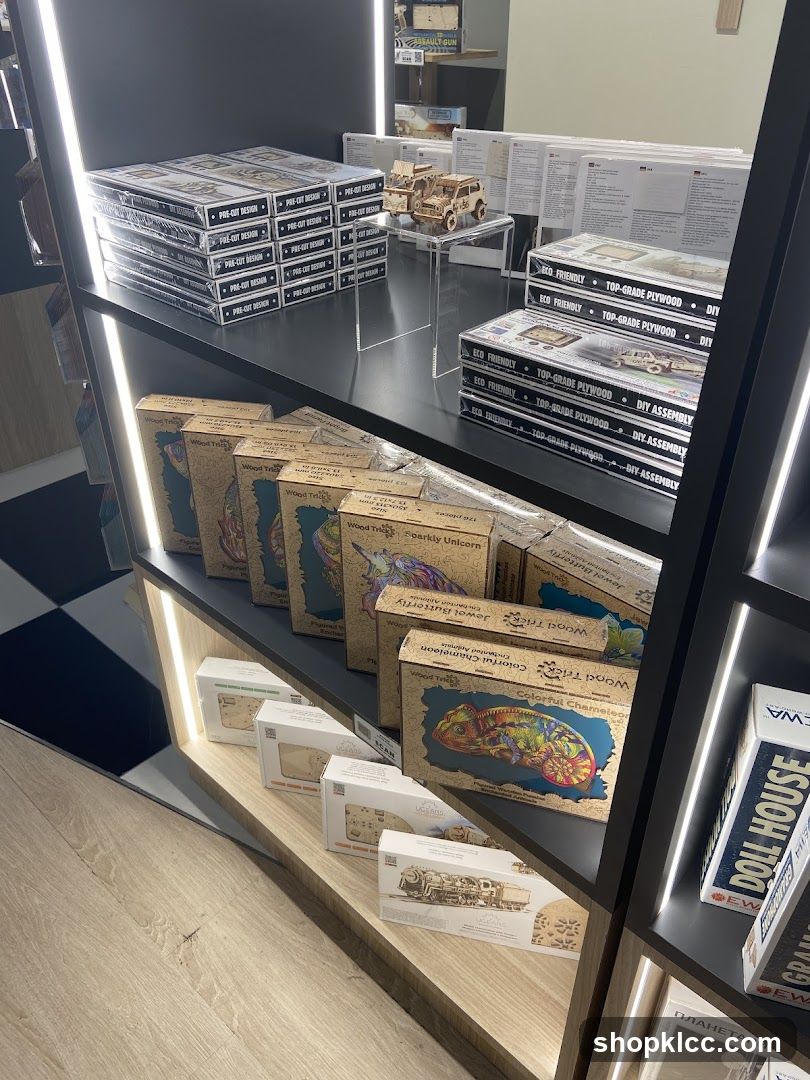 3D Puzzles and Models Display