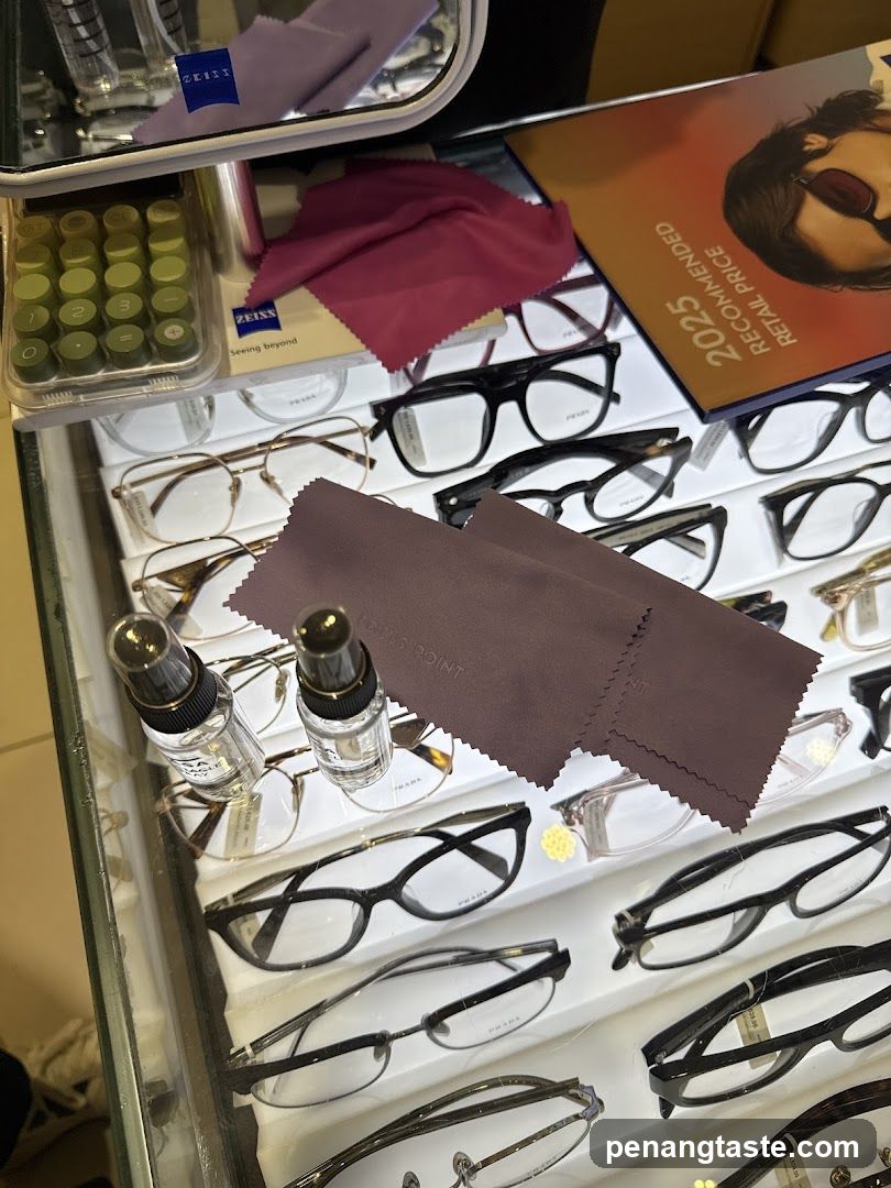 Eyeglasses Display