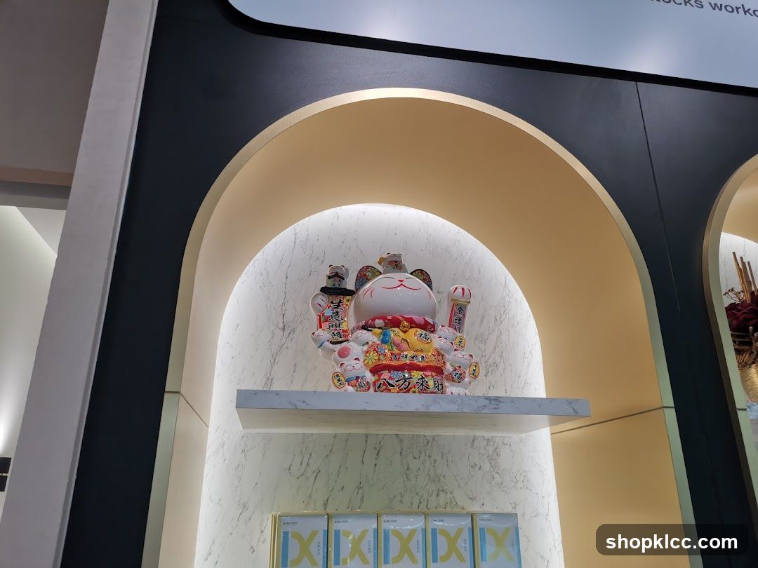 Maneki-neko figurine