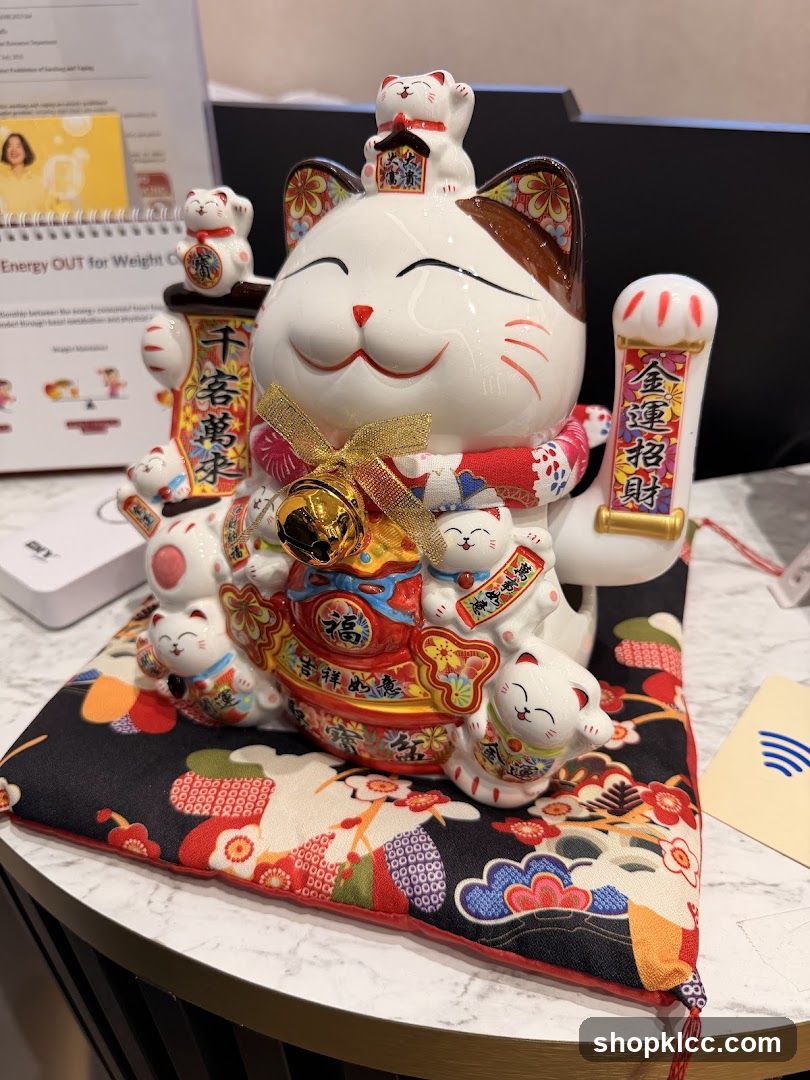 Maneki-neko figurine