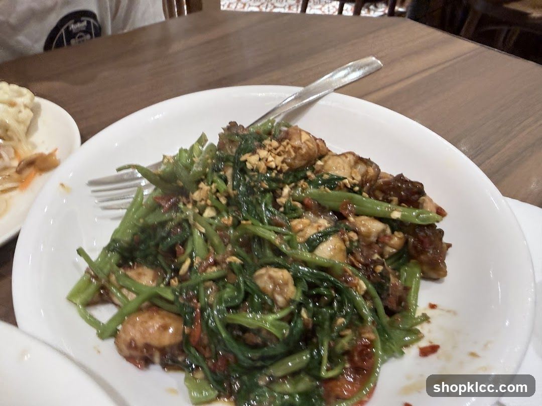 Stir-fried water spinach with meat and peanuts