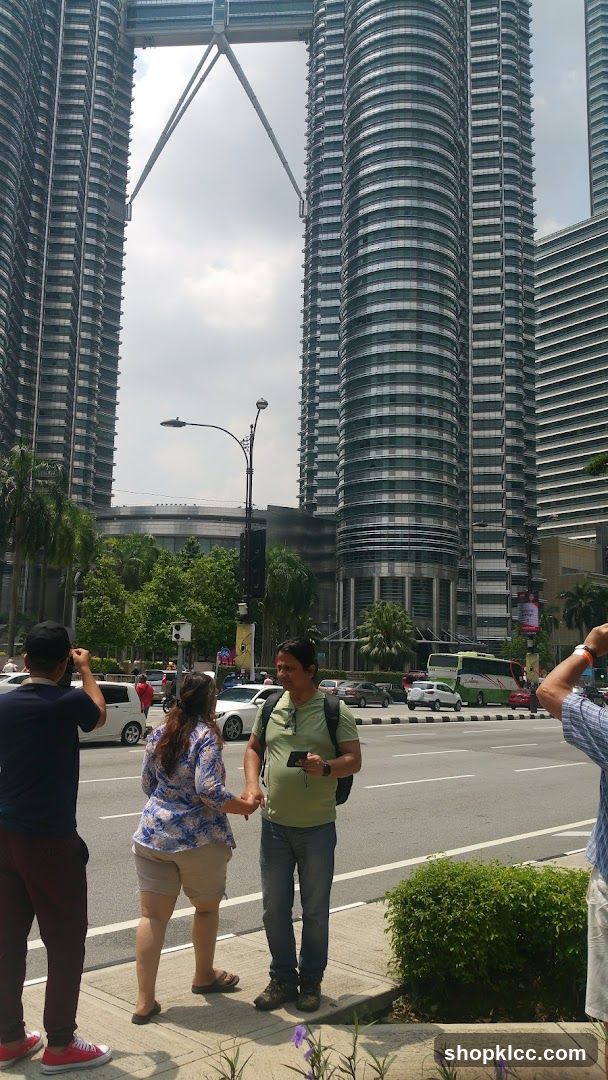 People in front of Petronas Towers