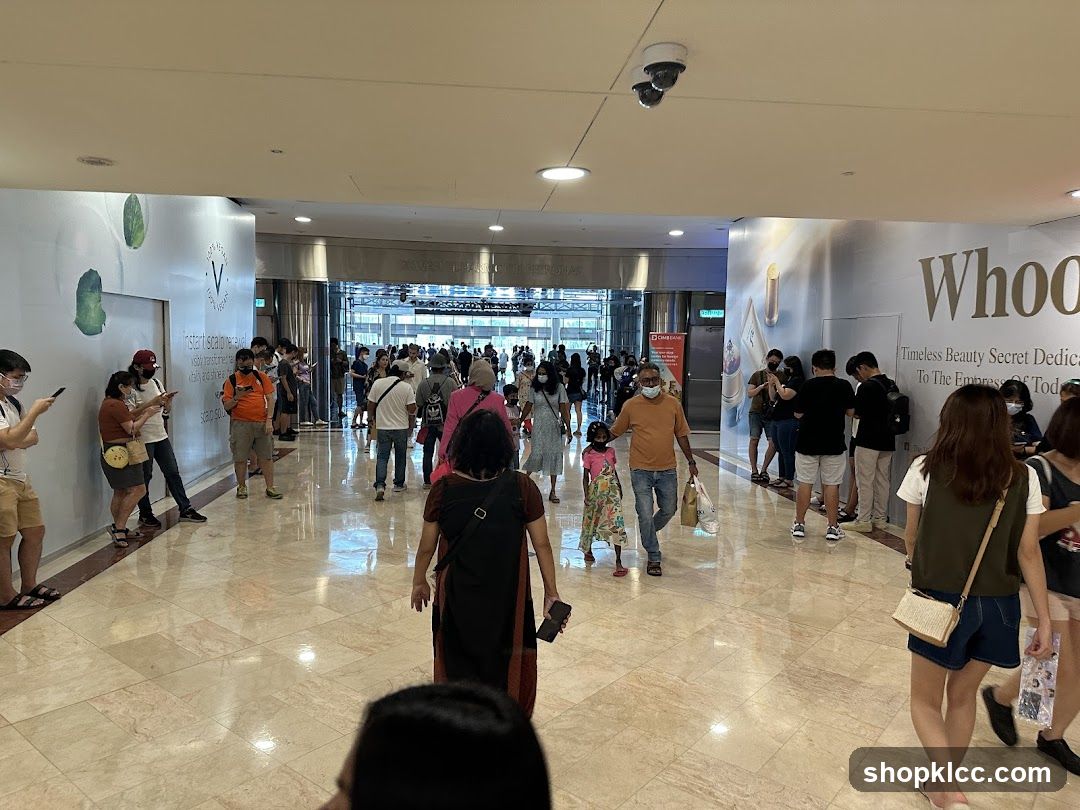 People in a busy indoor walkway