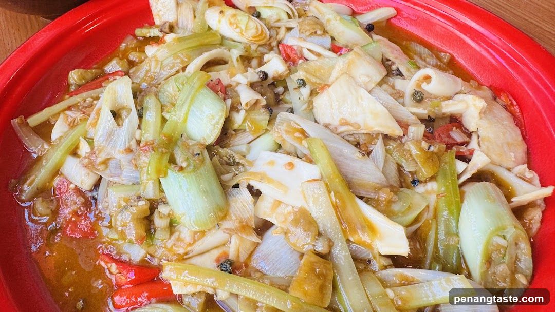 Stir-fried dish with leeks and chili