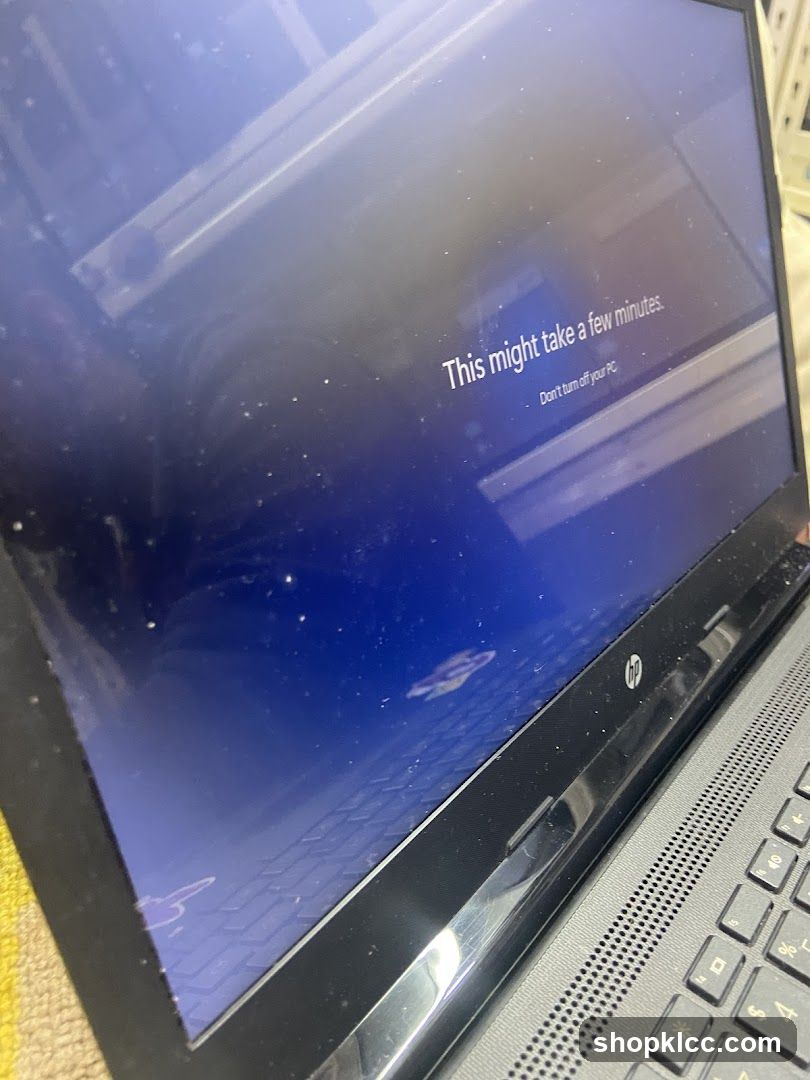 HP Laptop Screen Displaying Windows Update Message