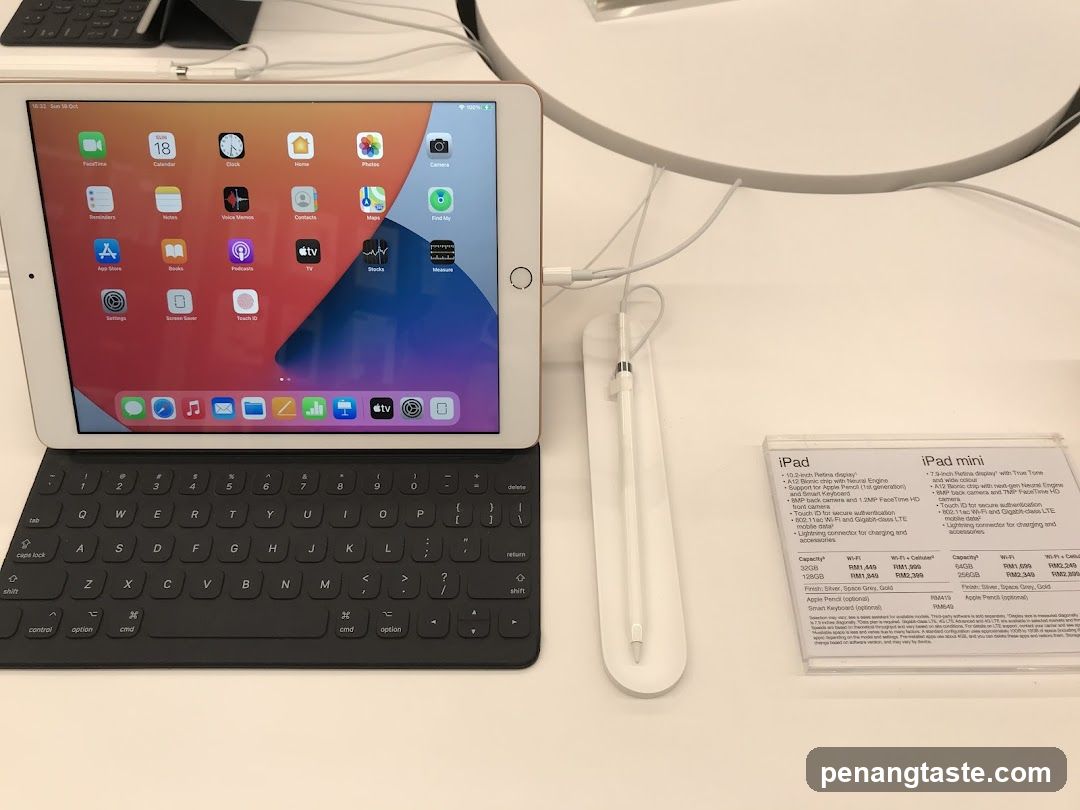 iPad and Apple Pencil Display