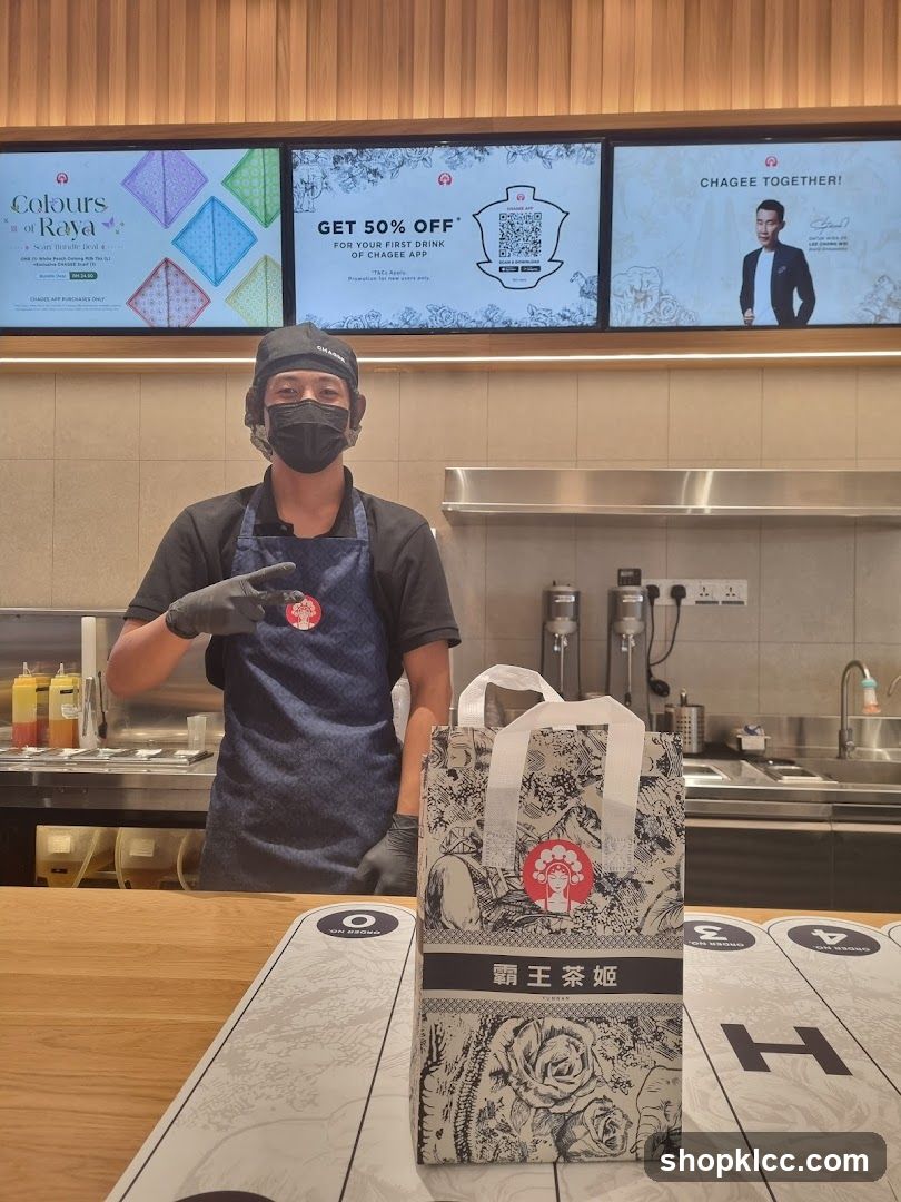 Chagee Staff with Product Bag
