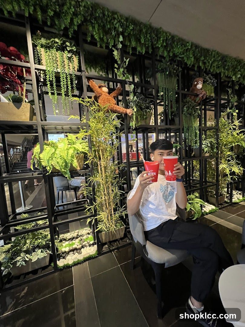 Man holding drinks in a cafe