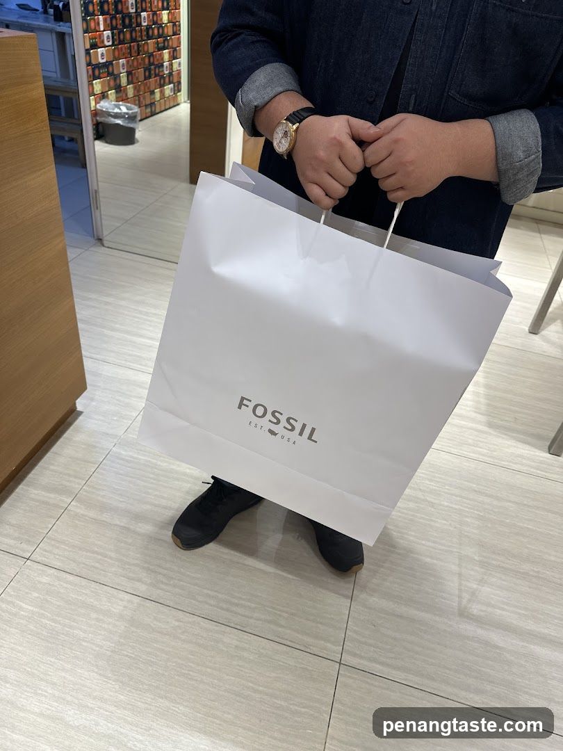 Person holding a Fossil shopping bag