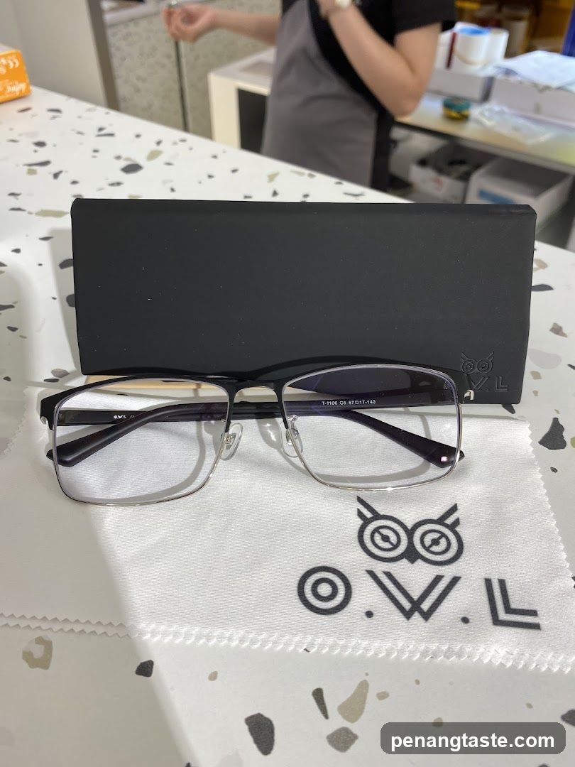 Eyeglasses and cleaning cloth