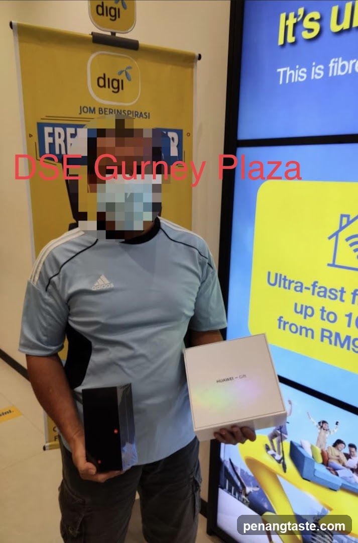 Man holding Huawei gift box and phone
