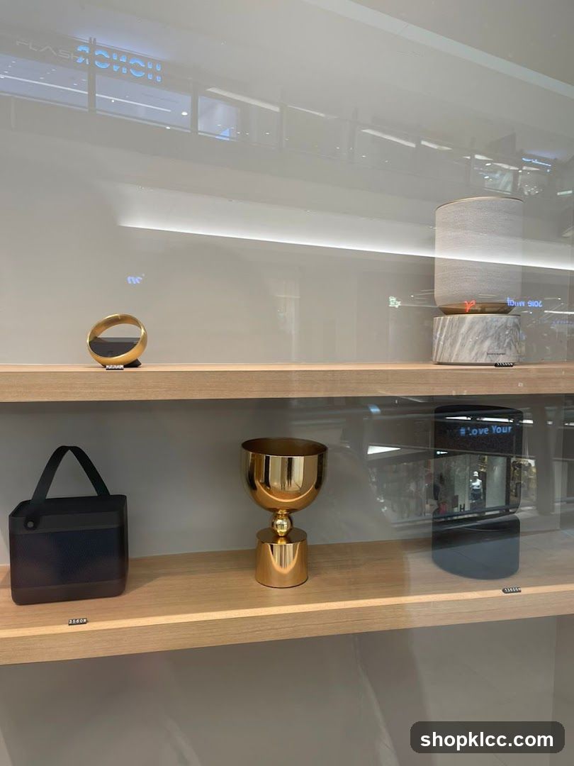Display of decorative items