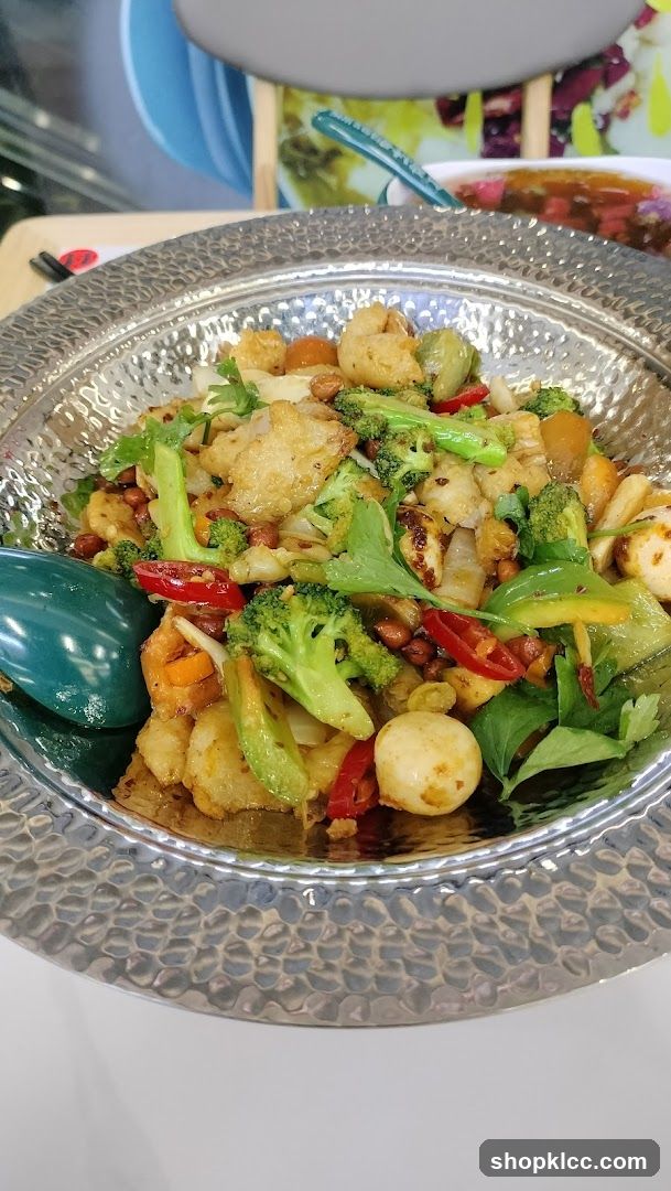 Stir-fried Dish with Broccoli and Peanuts