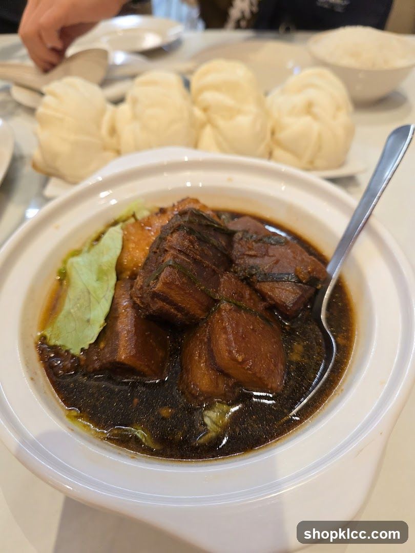 Braised Pork with Steamed Buns