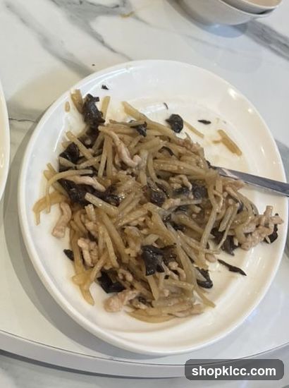 Stir-fried shredded vegetables with meat and wood ear mushrooms
