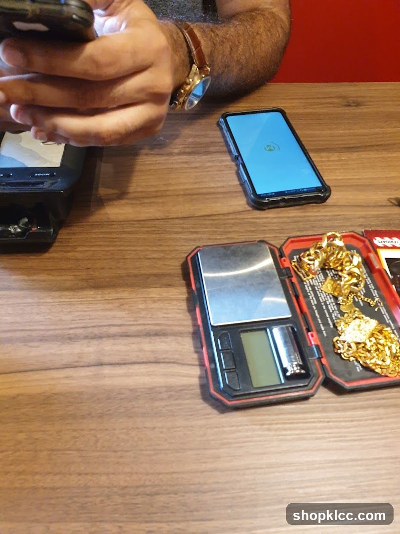 Gold Jewelry Weighing and Payment