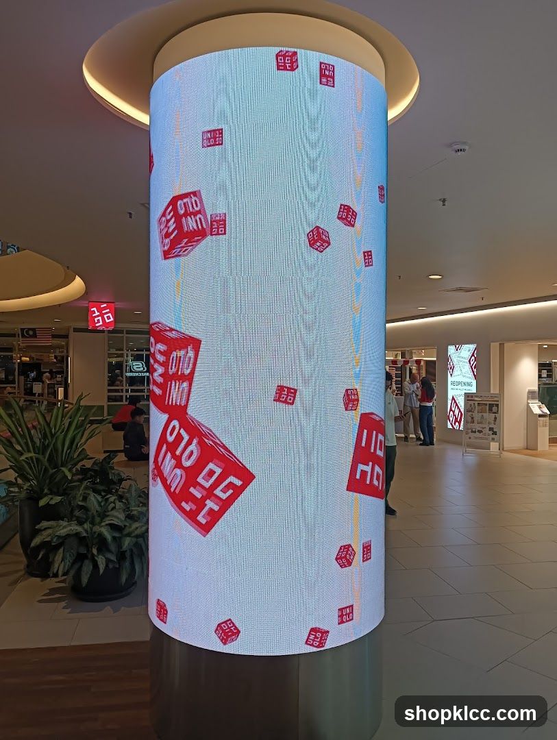 Uniqlo Digital Display