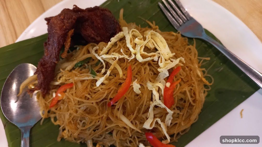 Fried Noodles with Meat and Chili