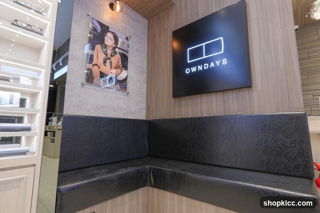 OWNDAYS waiting area