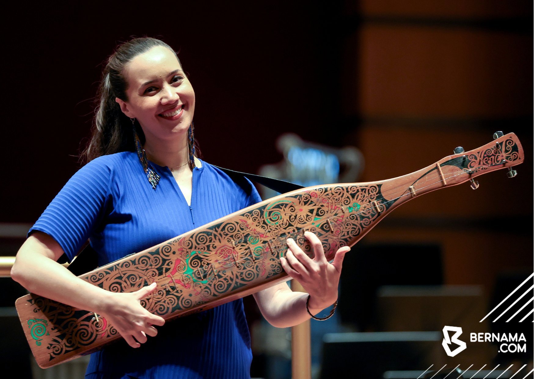 Alena Murang with sape' at the Beats of Borneo press call, Dewan Filharmonik PETRONAS