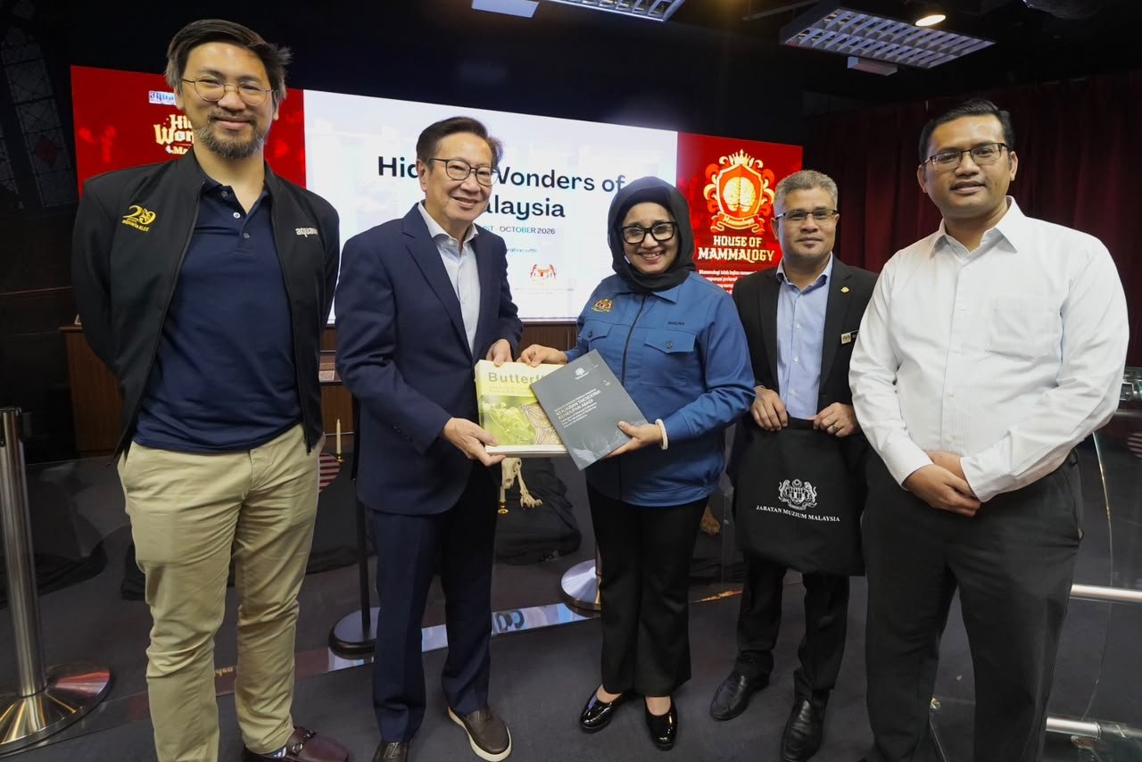 Kementerian Perpaduan Negara and Aquaria KLCC officials at Hidden Wonders of Malaysia, dates 1 August to 31 October 2026 on the screen