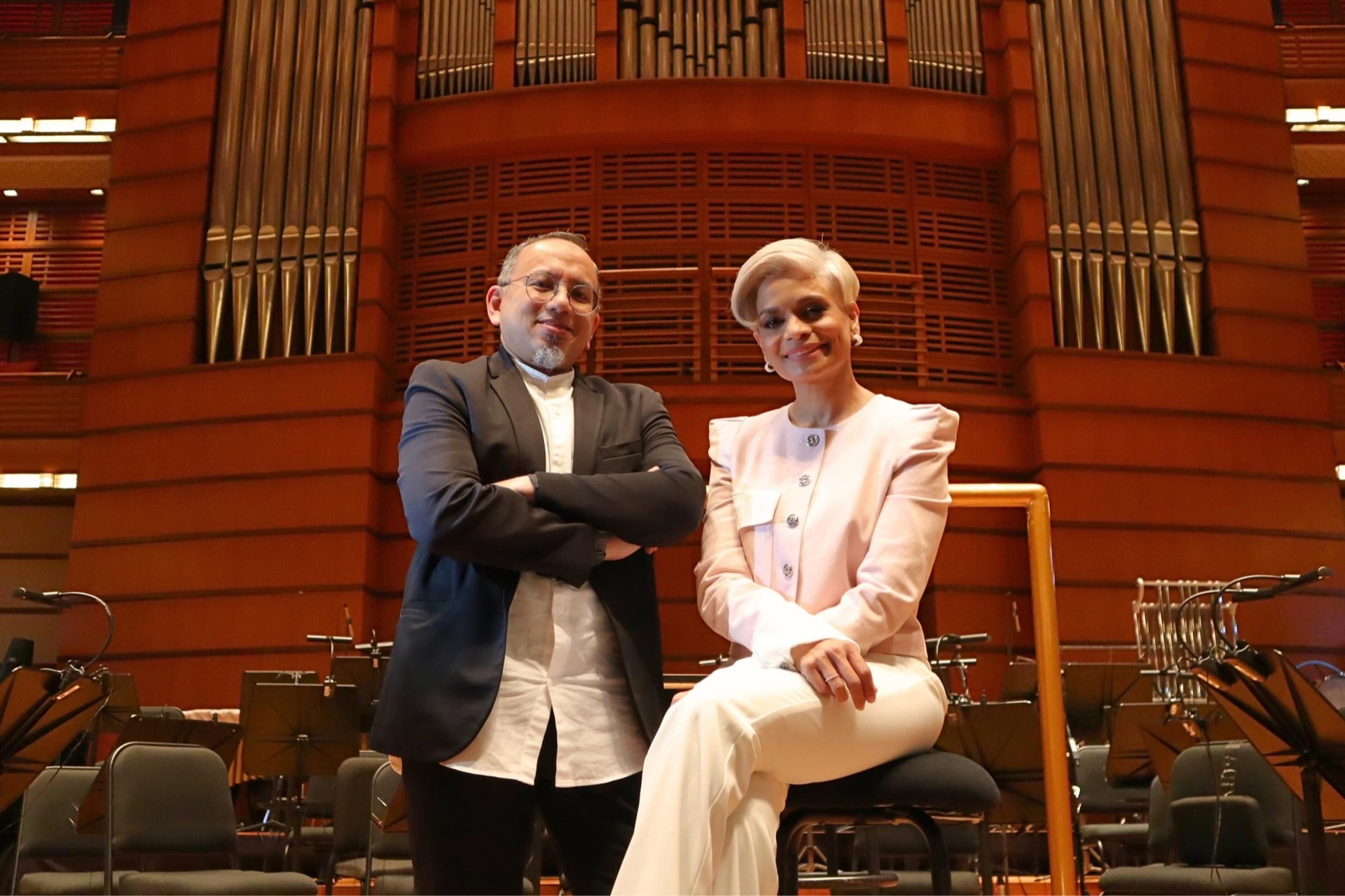 Jaclyn Victor and conductor Ahmad Muriz Che Rose on the Dewan Filharmonik PETRONAS stage
