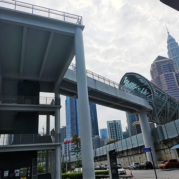 Path through KLCC Park towards the twin towers