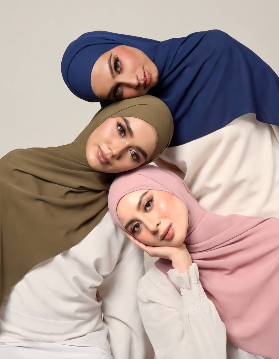 Model wearing TUDUNGRUFFLE Floravelle shawl collection at the Suria KLCC pop-up